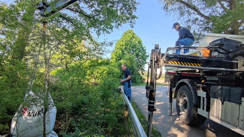 Mit Sandsäcken wollen Forschende des KIT Moore und artenreiche Nasswiesen vor dem Austrocknen bewahren